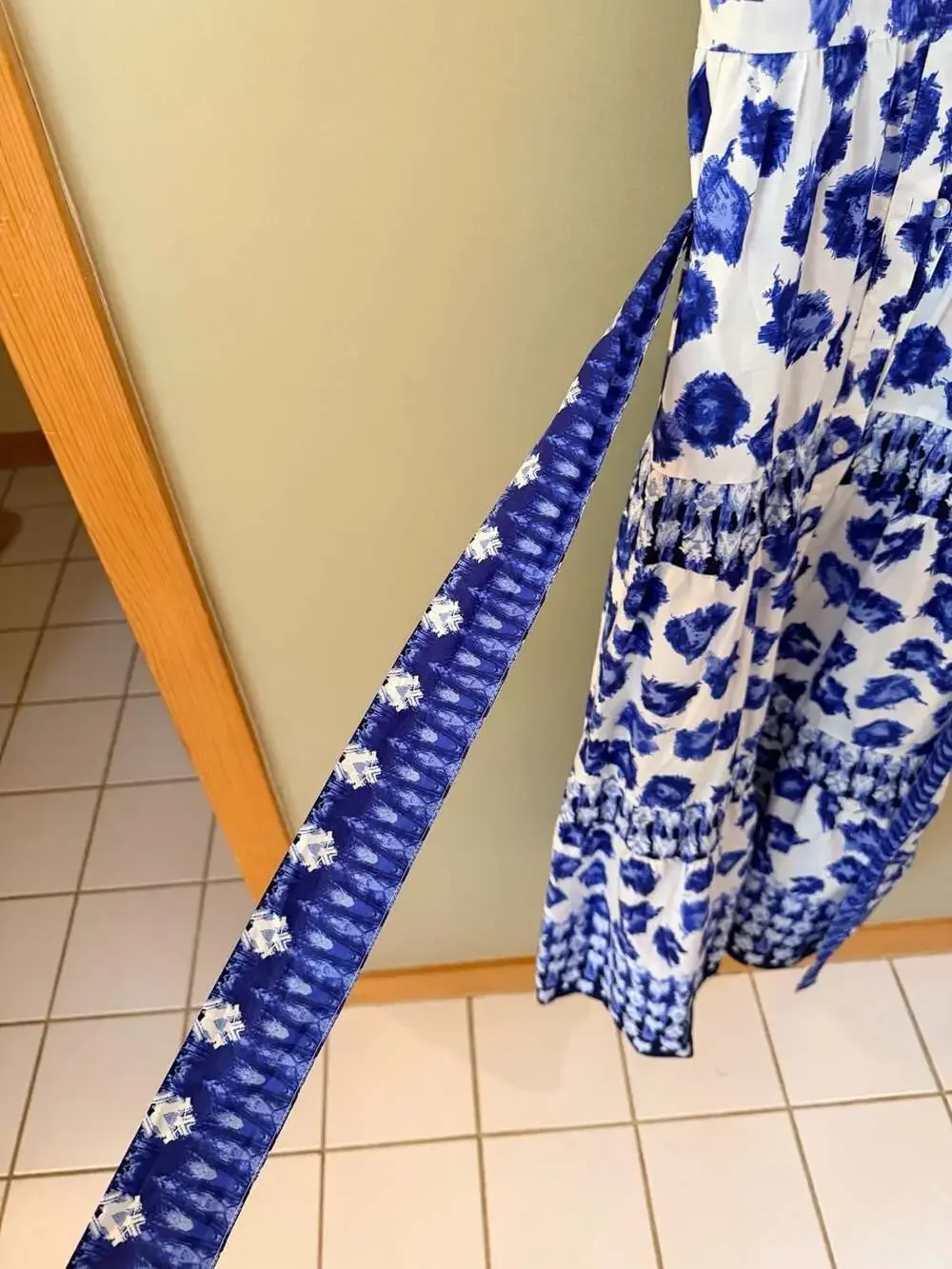 Abercrombie & Fitch Tiered V-Neck Blue Abstract Floral Midi Dress with Belt - Picture 8 of 8